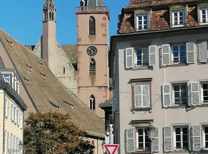 A La Tour Des Rohan